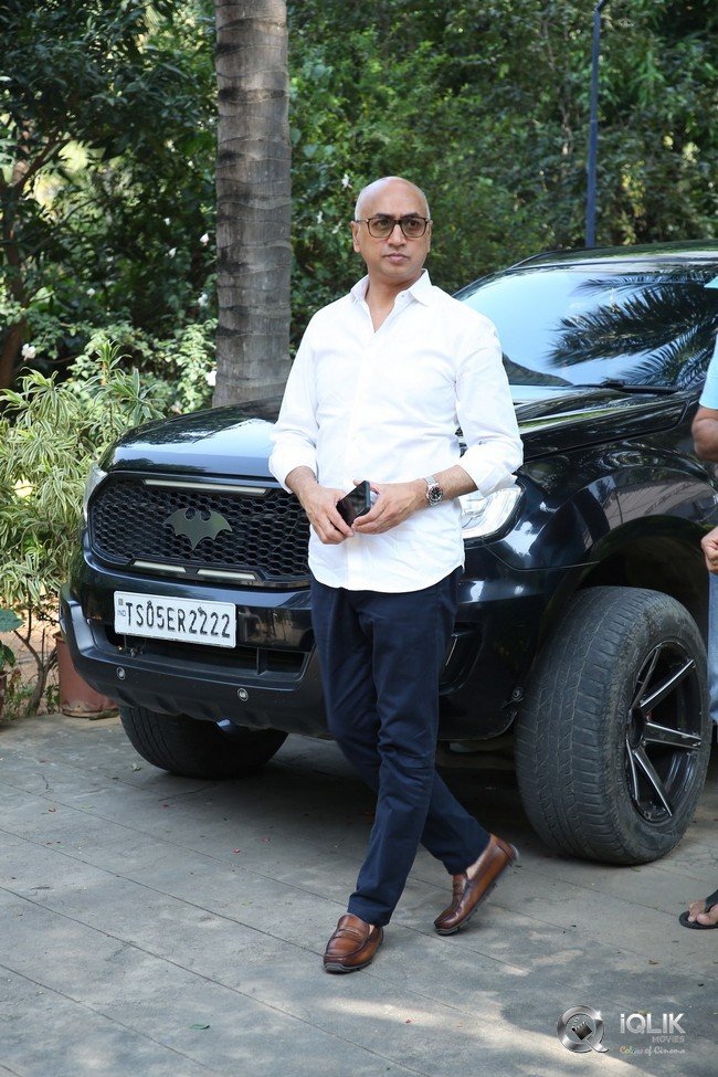 Celebrities-pay-homage-to-superstar-Krishna